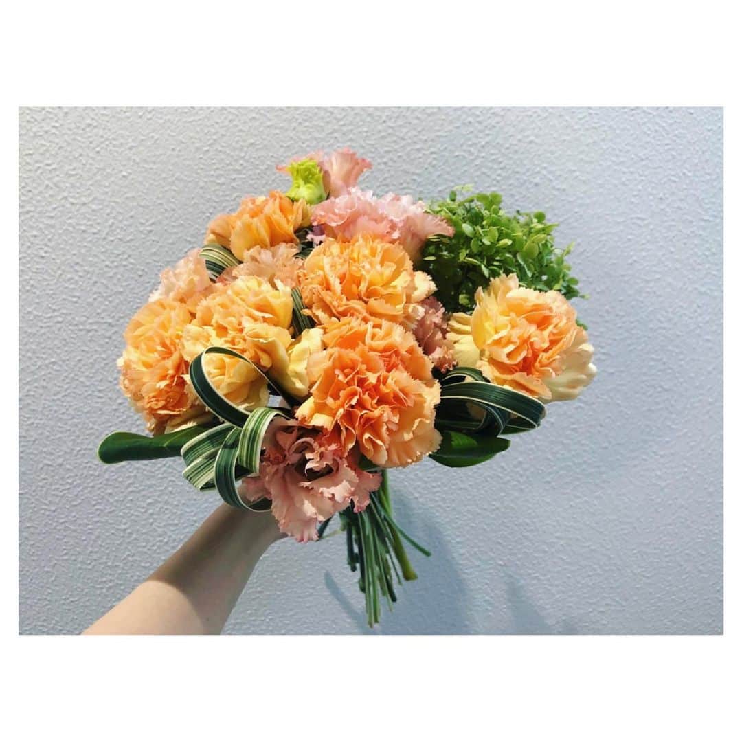 西田ひらりさんのインスタグラム写真 - (西田ひらりInstagram)「🧡💚🧡💚 ・ ・ ・ #花束 #花 #プレゼント #flower #present #thankyou #instagood #photooftheday」9月29日 10時47分 - hirari_nishida