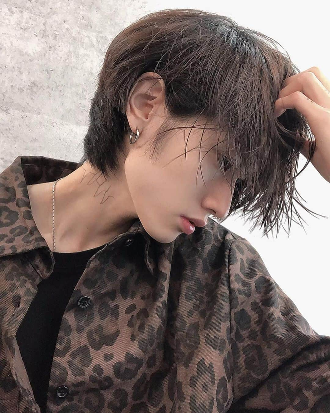 齋藤正太さんのインスタグラム写真 - (齋藤正太Instagram)「high wet  質感で遊ぶ髪  #ulzzang #ulzzangboy #ulzzangasia #美容師 #マッシュ#メンズヘア #メンズカット#韓国好きな人と繋がりたい #パーマ#スパイラルパーマ#ツイストパーマ#防弾少年団好きな人と繋がりたい #マッシュウルフ#メンズカラー#美容師#韓国ファッション#おしゃれさんと繋がりたい #ウルフカット #ullzangboy #前下がりショート #셀카#韓国ヘア #패션#ネイビーカラー」9月29日 10時53分 - signal8756