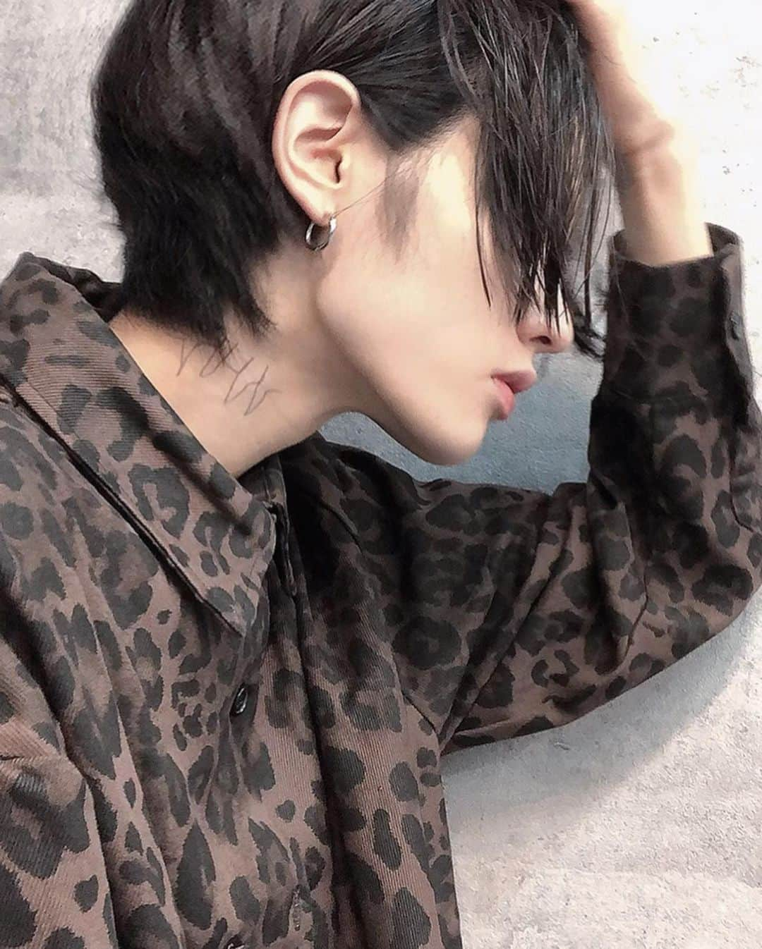 齋藤正太さんのインスタグラム写真 - (齋藤正太Instagram)「high wet  質感で遊ぶ髪  #ulzzang #ulzzangboy #ulzzangasia #美容師 #マッシュ#メンズヘア #メンズカット#韓国好きな人と繋がりたい #パーマ#スパイラルパーマ#ツイストパーマ#防弾少年団好きな人と繋がりたい #マッシュウルフ#メンズカラー#美容師#韓国ファッション#おしゃれさんと繋がりたい #ウルフカット #ullzangboy #前下がりショート #셀카#韓国ヘア #패션#ネイビーカラー」9月29日 10時53分 - signal8756