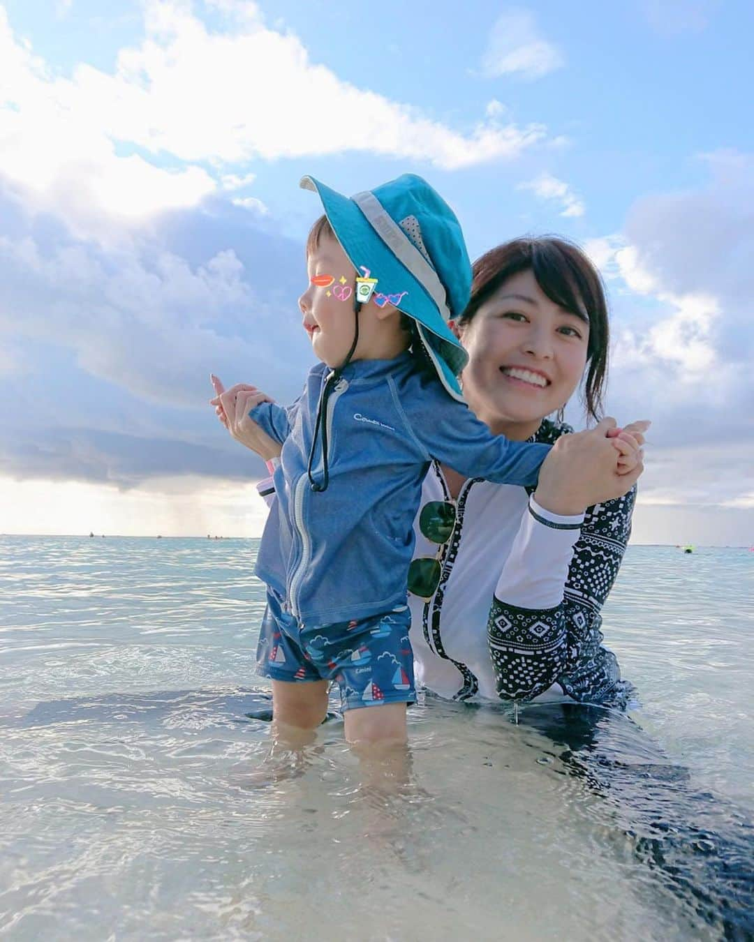 森麻季さんのインスタグラム写真 - (森麻季Instagram)「グアムの海と息子と🏖  3泊4日でグアムに行きました 海は遠浅で穏やか、そして綺麗🐚  #息子はプールと海の繰り返し #服を脱いで水着を着たいと自分の服をつまんでおねだり #帰国日まで入りました👙 #足首あたりでも魚がいて興味津々 #それ以上に砂遊びに夢中 #ヤドカリさんとも仲良しに #グアム #グアム旅行 #子連れ旅行 #子連れグアム #guam #男の子ママ #1歳4ヶ月 #1y4m #1歳」9月29日 11時09分 - maki.mori_m