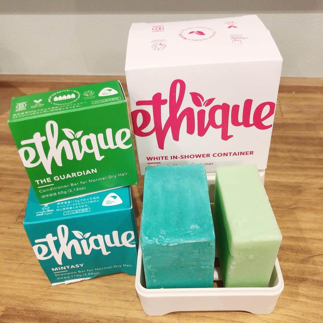 山口リサのインスタグラム：「これ、シャンプーです🙌 💚ethique💚(エティーク)  ニュージーランドの女子学生が海洋汚染に心を痛め、全ての原料を環境に悪い化学物質を使わず、サスティナブルにこだわって作られております🌎  ケースもプラスティックじゃないんです‼️ シャンプーの90パーセントは水分。その水分を除けばプラスティックボトルも要らない。バーにしてしまおう👍という発想から生まれたシャンプーバーとコンディショナーバー🌱  とことん地球に優しく、髪も綺麗にしてくれる🧡🧡🧡 個人的に地球に優しいものは人にも優しいと思ってます🙌  使用感もめちゃくちゃ良い☺️私は傷んでる髪用w のミントバーと傷んでる髪用w のコンディショナーにしました🥰  シャンプー買い替えで悩んでる方いましたらおススメしたいと思います❣️❣️❣️ #ethique #エティーク #エティークシャンプーバー #nz🇳🇿 #我が家は洗顔もボディソープも石鹸 #出来ることからコツコツと #サスティナブル」