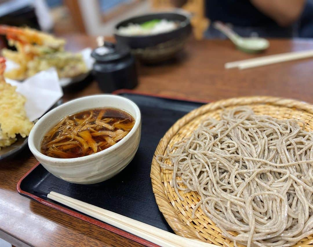 野沢和香さんのインスタグラム写真 - (野沢和香Instagram)「お蕎麦が美味しいと聞いて、人気のお店　#おにひら　へ。 口に入れた途端お蕎麦の香りがフワッと香る🤤、旬のきのこも、なんとも美味しかった🍄  激安の野菜やフルーツ🍇を買い込んで満足満足♪  あー楽しかった、爆笑ロードtrip 🚗in長野！ 道間違えたり、着いたと思いきや違う山に着いてたり🤣 相変わらずの珍道中でしたが、おかげでやっぱり楽しかった👯‍♀️with  @yuri_arai ❤︎ Thank you buddy💙 Thank you NAGANO🙋‍♀️」9月29日 11時23分 - wakanozawa