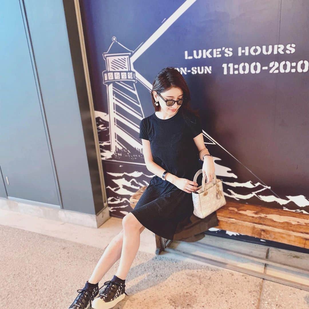 亜里沙さんのインスタグラム写真 - (亜里沙Instagram)「昨日は暑かった。私はまだ夏服を着ている。 昨天很熱。我还穿着夏天的衣服。  #中国語 #例文風 #意味は無い 👗 #sacai 👜👟#dior #diorlover」9月29日 11時45分 - alisa_0302