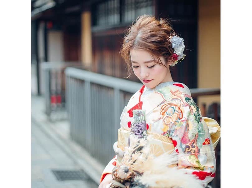 ゼクシィさんのインスタグラム写真 - (ゼクシィInstagram)「【はんなり💛絵になる京都前撮りをピックアップ】 . 和装前撮りするなら…… ロケーション間違いなしの"京都"で撮影したい😌❣️ そう思っている花嫁さんも多いのでは？🎵 . 今回は、#ゼクシィ2019 のハッシュタグをつけて 投稿頂いた中から、素敵な京都前撮りをされた おふたりの写真をご紹介☺️ . 新婦の引き振袖は淡い地色に 真っ赤な花柄がモダンな印象❤️ 京都の街並みに映えてとっても綺麗☺️✨ 新郎のクラシカルな紋付ともぴったりですね👏 . 屋外での前撮りは、季節によって、 桜🌸、新緑🍃、紅葉🍁、雪化粧❄️など 楽しみもいろいろ💕 . せっかくの前撮り、季節はもちろんのこと 街並み・風景に合わせた衣裳や ヘア、小物等しっかり準備して挑みましょう☝️✔️ . @__yu.bride915 さま、素敵な前撮り写真を ありがとうございます🌟 . . +♥+:;;;:+♥+:;;;:+♥+:;;;:+♥+:;;;:+♥+:;;;:+♥ . プロポーズから結婚式まで素敵なお写真募集中！ . ゼクシィ公式アカウントでお写真を紹介してみませんか？ 【#ゼクシィ2019】 を付けて投稿してください📷🕊 . +♥+:;;;:+♥+:;;;:+♥+:;;;:+♥+:;;;:+♥+:;;;:+♥ . ▼花嫁さんダウンロード数No.1 ゼクシィアプリはURLから💍 @zexyrecruit . . #和装#白無垢#和装ヘア#和装前撮り#色打掛 _ #和装婚#和装結婚式#和装小物#打掛#和婚#ウェディングフォト#卒花#卒花嫁#2019冬婚 _ #2019秋婚#京都後撮り#京都前撮り#結婚準備#結婚式準備#全国のプレ花嫁さんと繋がりたい#日本中のプレ花嫁さんと繋がりたい#花嫁#ウェディング#プレ花嫁 _ #結婚式#ゼクシィ#ちーむゼクシィ#プロポーズされたらゼクシィ」9月29日 11時45分 - zexyrecruit