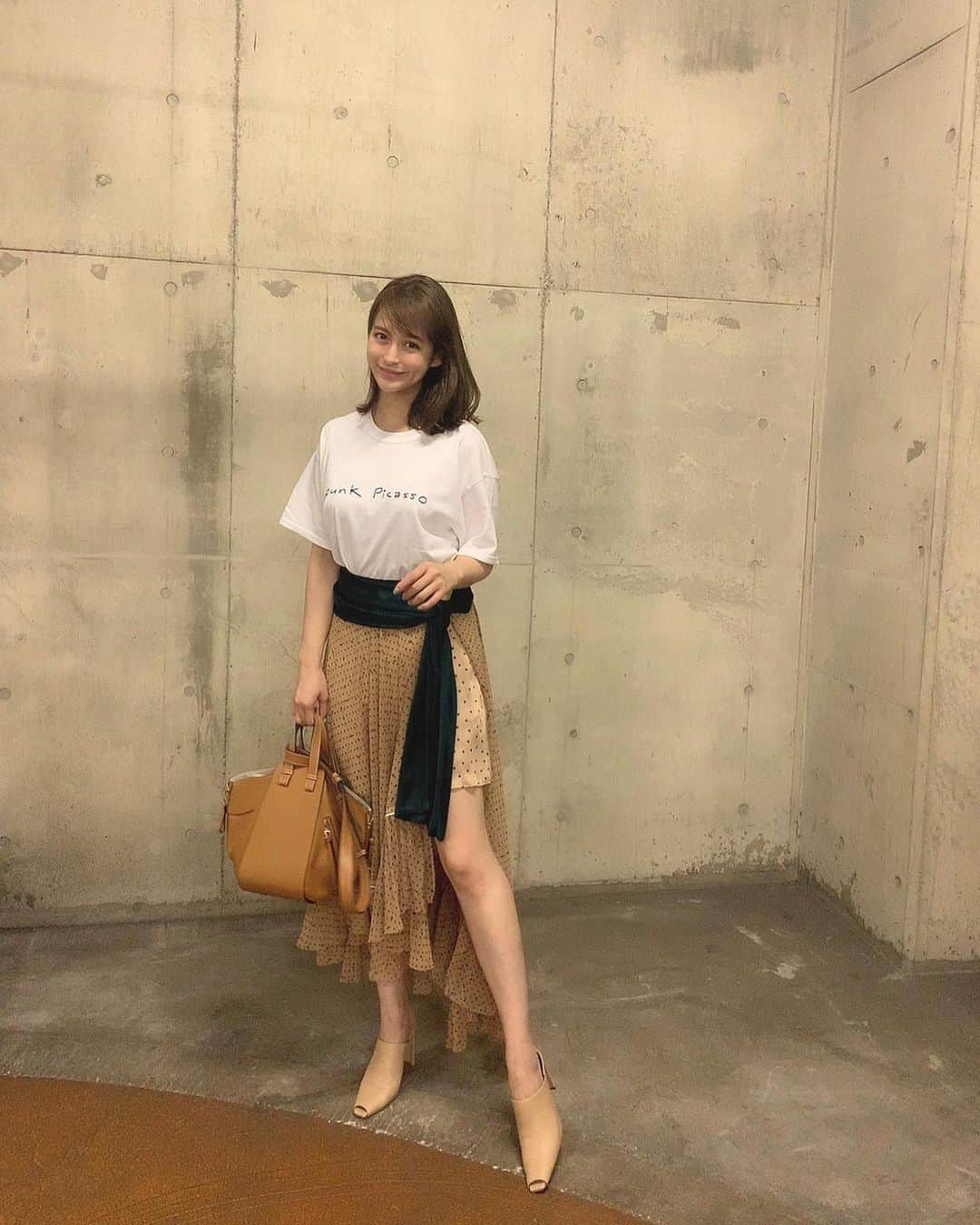 野崎萌香さんのインスタグラム写真 - (野崎萌香Instagram)「しふく🌿  T-shirt @f_lagstuf_f  skirt... @sacaiofficial  bag... @loewe  shoes... @topshop  #もえ服」9月29日 11時48分 - moeka_nozaki