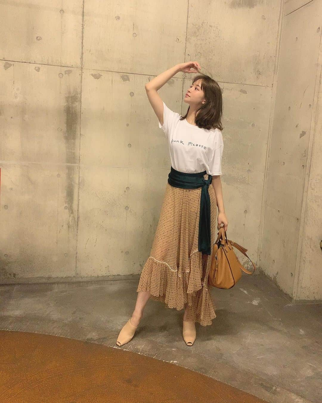 野崎萌香さんのインスタグラム写真 - (野崎萌香Instagram)「しふく🌿  T-shirt @f_lagstuf_f  skirt... @sacaiofficial  bag... @loewe  shoes... @topshop  #もえ服」9月29日 11時48分 - moeka_nozaki