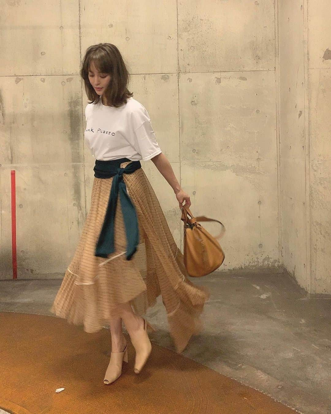 野崎萌香さんのインスタグラム写真 - (野崎萌香Instagram)「しふく🌿  T-shirt @f_lagstuf_f  skirt... @sacaiofficial  bag... @loewe  shoes... @topshop  #もえ服」9月29日 11時48分 - moeka_nozaki