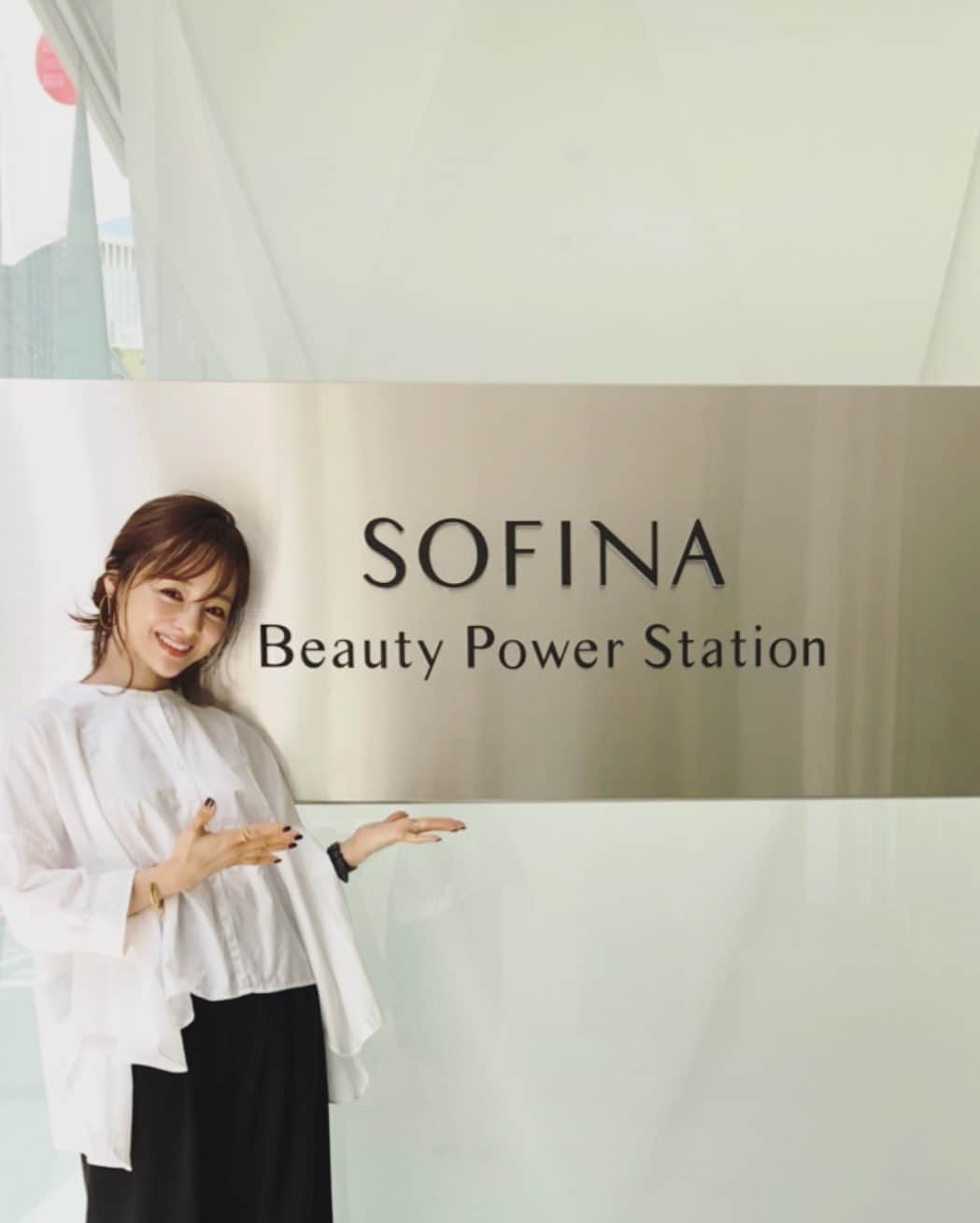 田中亜希子さんのインスタグラム写真 - (田中亜希子Instagram)「銀座にあるSOFINAさんの、Beauty Power Stationで開催している 肌レッスンにご招待頂いたので行ってきました。 ずっと気になっていただけに楽しみで楽しみで！ 盛り沢山なレッスン内容では 先端の肌解析機器で見た目だけではわからない自分の肌状態を科学的に分析して細かく知る事ができ、肌状態に合わせたスキンケアをアドバイスしてもらえます。洗顔やスキンケアのステップを丁寧に教えてもらえたり、なんとBAさんに肌トリートメントをして頂き最後は至福タイムという♡  教材としてレッスンノートとサンプルがお土産でもらえます。 どう考えても3000円の内容ではないですというくらい内容充実、大満足の120分。 肌解析の結果は、私の肌は内面が良くないみたいで、まずは根本から見直すことが大事だなって気付きました。頑張っているスキンケアは、実は綺麗に見せかけるためのケアをしてきたんだなーと。本当の美肌を目指すなら、年齢的にも身体の健康状態を良くするために睡眠や食事、運動も必要だという現実に直面しました💦  それと、自分が思っている以上に優しく触ること。これは日頃と同じようにスキンケアをしている所をBAさんに見てもらって気づいたこと。自分の肌と徹底的に向き合えるだけではなく、 その場でお肌をよりよくするスキンケア法を実践して教えてもらえるので、自分の毎日のスキンケアにすぐに取り入れられるところも良い。 40代を迎えるにあたり、年齢を重ねて変わる肌質もきちんとわかったうえで スキンケアを選ぶ方向性を定められるので迷うことなく選択できるようになれると感じました。  ちょっと、あまりにも良かったので 長く書きましたが、スキンケアのお悩み解決の近道となるレッスンなので 皆さまにも絶対オススメです♡  今の自分を知ること。  これ、超大事です！ @sofina_ginza_jp  #ソフィーナ銀座 #SOFINA #アラフォー美容 #美容  #スキンケア #スキンケアレッスン #アラフォー  #pr」9月29日 11時59分 - akiico