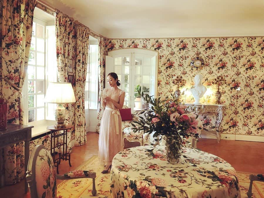 神崎恵さんのインスタグラム写真 - (神崎恵Instagram)「ムッシュ ディオールが住んでいた南仏の別荘。ラ コル ノワール城。 庭にはムッシュの愛した花々が咲き、どこから見る景色も美しくうっとりするほど。 寝室や書斎、キッチン、友人たちとカードゲームを楽しむ部屋。 そこにある全てのものにムッシュの思いやこだわり、色があふれていました。 撮影も順調に終了。 素敵な写真をたくさん撮っていただきました。 #diorgrasse #ラコルノワール城」9月29日 11時52分 - megumi_kanzaki
