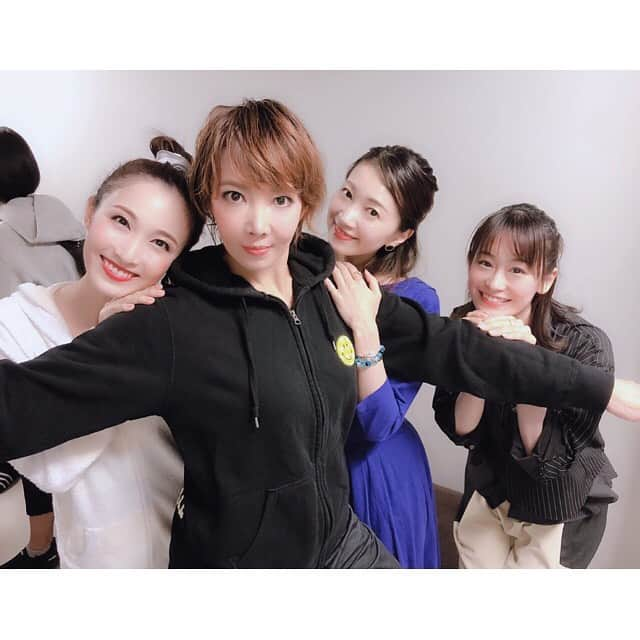 夢咲ねね（赤根那奈）さんのインスタグラム写真 - (夢咲ねね（赤根那奈）Instagram)「· 昨日、『ファクトリーガールズ』観させていただきました✨ 女性が主役の女性目線で描かれた作品で、キャストの皆さんのパワフルでエネルギッシュに前へ進んでいく姿に感動しました。 ちえさん💛 ソニンちゃん💛 みりおん💛 そして、客席でちゃぴにも会うことができて、 (しかもこの日は、電車の中で蘭ちゃんにも遭遇するという奇跡も起きました😍 れなさんは、地方公演中🍄) なんだか懐かしくて、ちえ様を囲んで❤️ · #ファクトリーガールズ #赤坂アクトシアター #ミュージカル  #柚希礼音さん #ソニンちゃん #実咲凜音  #観劇 #愛希れいか #蘭乃はな #遭遇  #愛加あゆ  100周年から5年経ってるんですね😳 早いものです☺️」9月29日 11時55分 - yumesaki__nene