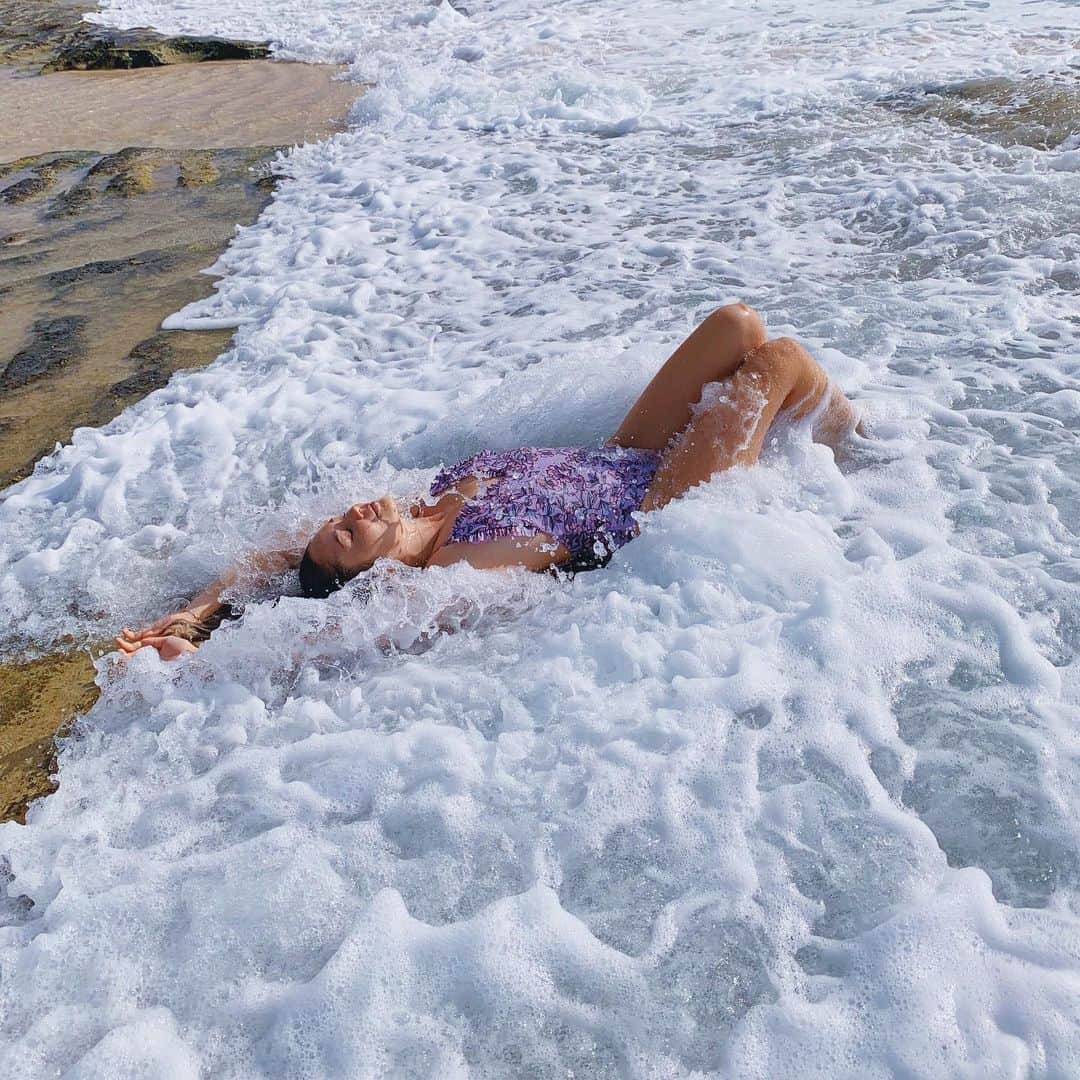 アリッサ ウーテンのインスタグラム：「Wash it all away pleaseee 💦」