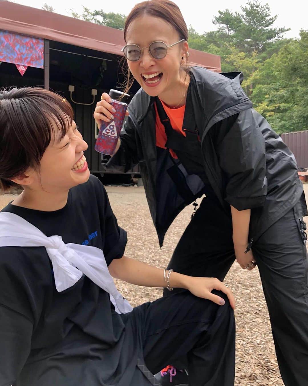 野尻美穂のインスタグラム：「NIKE ACG NIGHT CAMP 軽井沢に行ってきました🏕 着てるのは全身ACGだよ！ あっという間だったけど、久しぶりにキャンプ出来て嬉しかったぁ🥰 トレッキングもしてきたよ👟自然ていいね🌳 #acgnightcamp  #nikeacg #beams #マシュマロのやつの奥の人が気になる #DJ日高とお肉のオーナーいっちーと山の人中D」