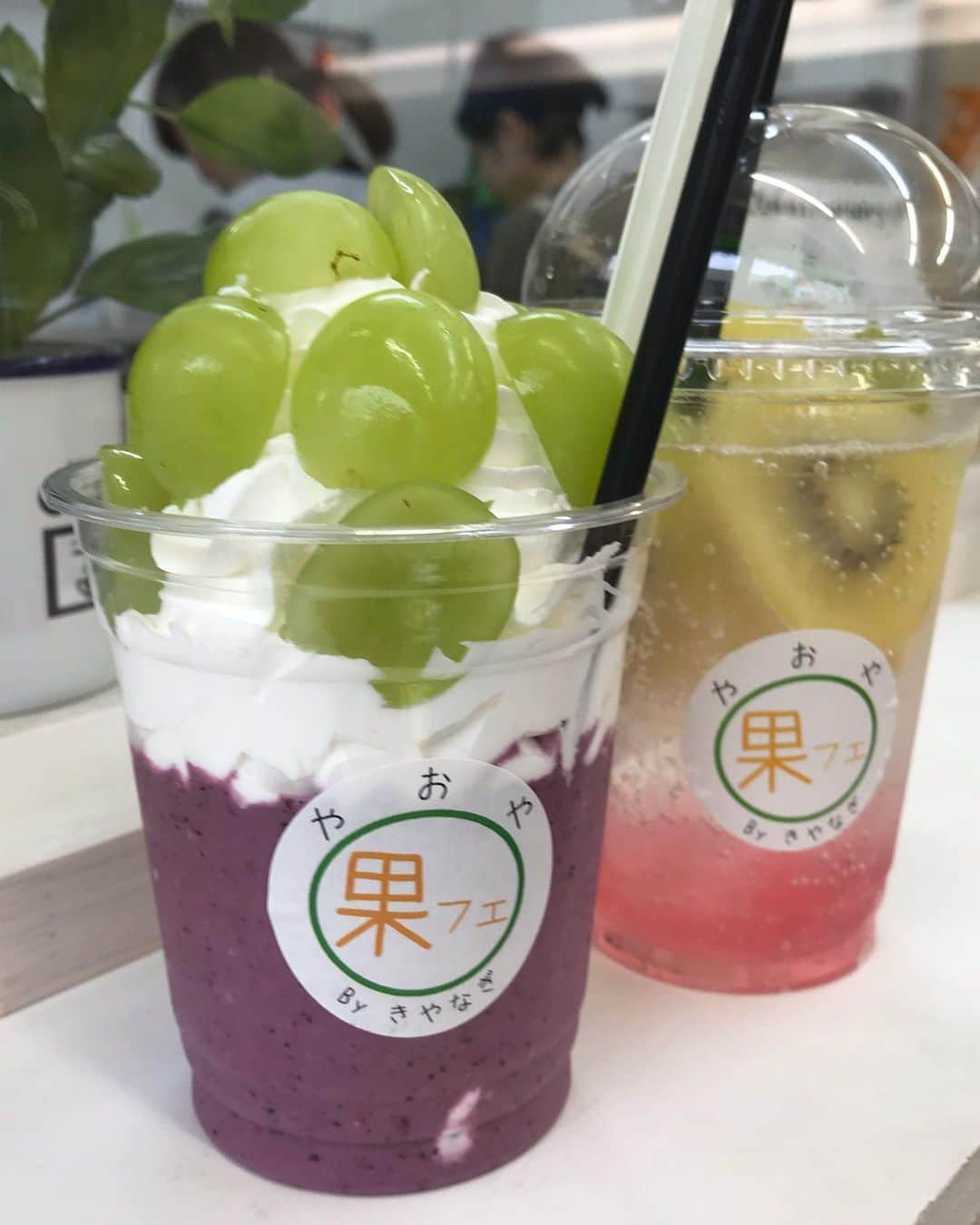 尾木直樹さんのインスタグラム写真 - (尾木直樹Instagram)「抜群の美味しさ！フルーツスムージー🥝🍇🍑🍒 - #岩手県 #北上市 #マスカット #ブルーベリー#スムージー #生クリーム #できたて #新鮮 #行列 #並んで買えた  #尾木ママ #フルーツ #美味しさにビックリ」9月29日 12時12分 - oginaoki_ogimama