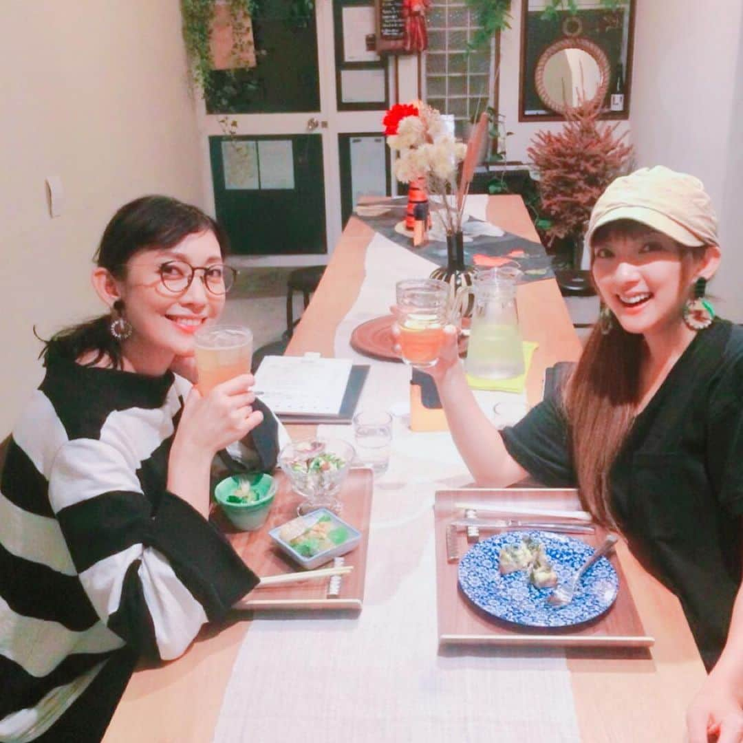 田中美里さんのインスタグラム写真 - (田中美里Instagram)「なかなか撮影で行けてなかった 久しぶりの @klasina_vegantokyo  へ。 広子さんの作るお料理はどれも美味しすぎて、、 最強の友 @mariya.yamada  にも元気もらって、、。 癒されました。  #晩酌ナイト #vegan #ミョウガと山椒風味のたたききゅうり #こんにゃくの胡麻田楽 #ひじきと人参枝豆の白和え #大豆ミートと築陽茄子の黒酢炒め #全部 #美味しい #身体がよろこぶ料理  #山田まりや  #癒し」9月29日 12時30分 - misatotanaka77