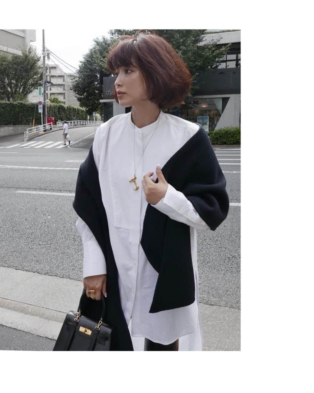 JUNNAのインスタグラム：「テーラーメイドの様に、時を越えても色褪せない ミニマルでありながら意志のあるデザイン。  @etretokyo 2019AWテーマの " THE TAILORED NEUTRAL "を代表する一枚。  #リバーロングストールコート のストール着回し🧣 ストール単体だったら、今の時期からガンガン使えるので、コートをご購入いただいた方は是非❤️ ・ ・ ・ top/ #バックテールロングシャツ 発売中 stole/ #リバーロングストールコート bottom/ #コットンリネンミリタリーレギンス  発売中 boots/ #エトレニーハイブーツ 10月3日発売 bag/ #hermes  #etretokyo #junna👠#2019etreAW」