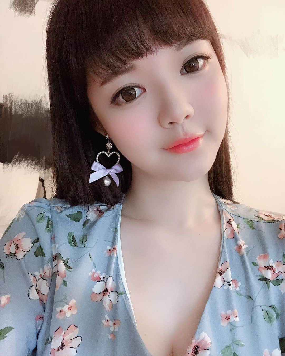 YingTzeさんのインスタグラム写真 - (YingTzeInstagram)「I slept at 5 am again yesterday ~ I blame the Matcha Latte I had during stream . 😭💧 Do you have some good sleep tips for me ? _ I was laying on my bed for 1 hour and I still can’t sleep so I chat with my friend that is still awake ~ then I went to watch my another friend’s livestream , still cannot sleep . I read like 20 chapters of manga and lastly I watch some Youtube videos. 🤣 Ta-da ~ 5 am only I felt tired enough to fall asleep !  #blessed」9月29日 12時35分 - yingtze