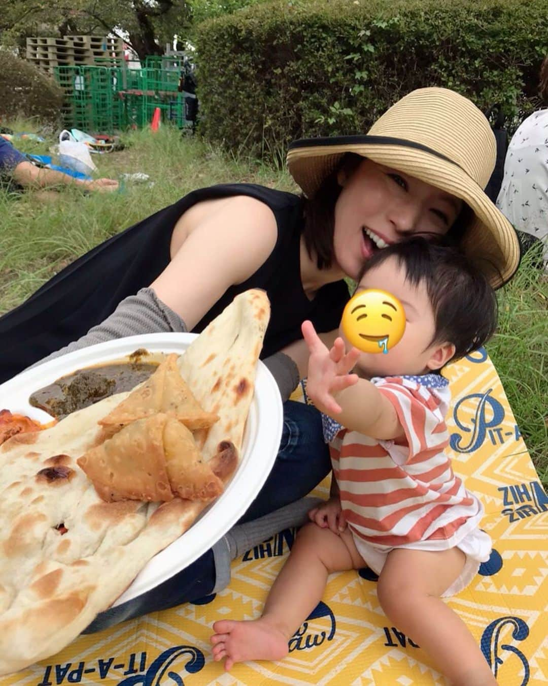 室照美のインスタグラム：「代々木公園で開催中の #ナマステインディア2019 ！🇮🇳 ビリヤニ＆チキンカレー＆サグカレー＆サモサ＆チャイ＆キングフィッシャー味見(インドビール) レジャーシート持参で🎵  今日雨予報だったので昨日行ったけれど、今日もばっちり楽しめそうなのでオススメ！ コムロはナンを狙ってた〜☺️ ・  #インドカレー #ナマステ #代々木公園 #子連れピクニック #室照美 #ラジオパーソナリティー #フリーアナウンサー」