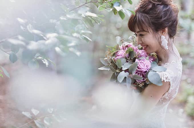 のインスタグラム：「アーティシャルフラワーで @lisa.takagi さんに作っていただいブーケ💐何度も生花に間違われた🤤🤤 ピアスは @radiance.jewelry で購入&レンタルしました。  @a.b.ellie と @jenniferbehr ♛ カジュアルにしたかったからヘッドは無しで お二人共とっても丁寧に対応してくださりました。ありがとうございました🙇‍♀️💕 #後撮り #前撮り  #リゾ婚」