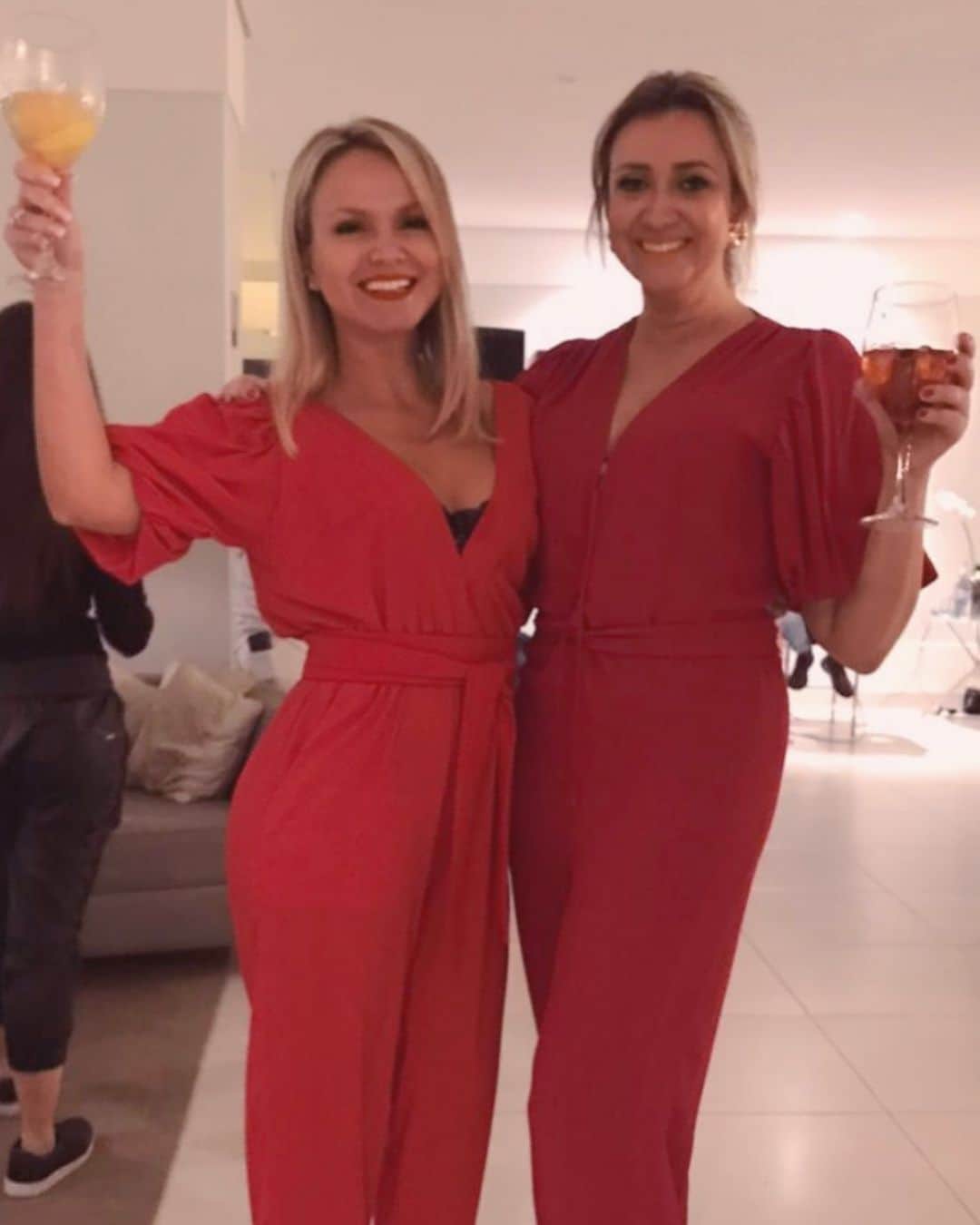 Eliana Michaelichin Bezerraのインスタグラム：「Aí vc chega na festa de 40anos da sua cunhada e percebe que as roupas são iguais. O que vc faria? Nós brindamos a vida e o nosso bom gosto kkkk... Parabéns Ma! Saúde sempre❤️」