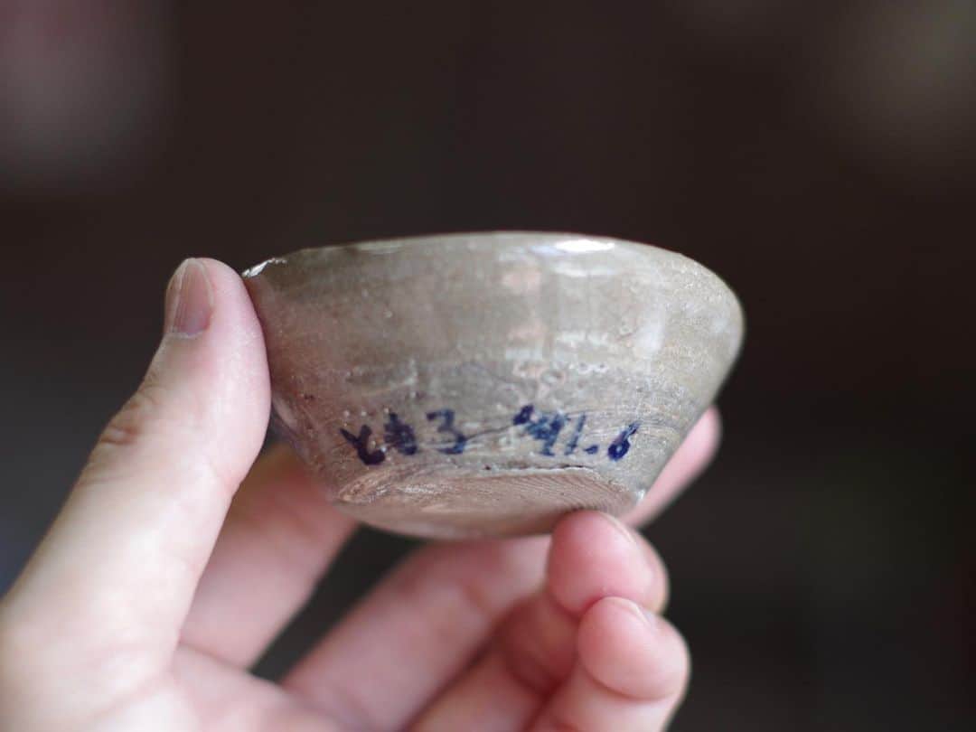 水野智路さんのインスタグラム写真 - (水野智路Instagram)「This is a Sake cup I made in 1991 when I was 5 years old.🍶 . 28年前、5歳の頃作ったぐい呑です🍶 . 自分で作っておいてなんなんですが、なんか好き😁 . #せともの #瀬戸物 #セトモノ #瀬戸市 #練り込み技法 #練り込み #練り上げ #ceramic #pottery  #nerikomi #neriage #水野智路 #模様 #coloredclay #パターン #pattern #art #clay #artwork #tomoro #ぐい呑 #sakecup #日本酒」9月29日 12時54分 - tomoro.m