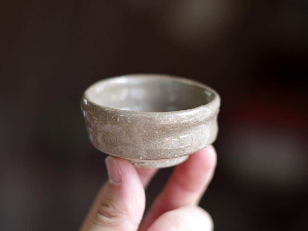水野智路さんのインスタグラム写真 - (水野智路Instagram)「This is a Sake cup I made in 1991 when I was 5 years old.🍶 . 28年前、5歳の頃作ったぐい呑です🍶 . 自分で作っておいてなんなんですが、なんか好き😁 . #せともの #瀬戸物 #セトモノ #瀬戸市 #練り込み技法 #練り込み #練り上げ #ceramic #pottery  #nerikomi #neriage #水野智路 #模様 #coloredclay #パターン #pattern #art #clay #artwork #tomoro #ぐい呑 #sakecup #日本酒」9月29日 12時54分 - tomoro.m