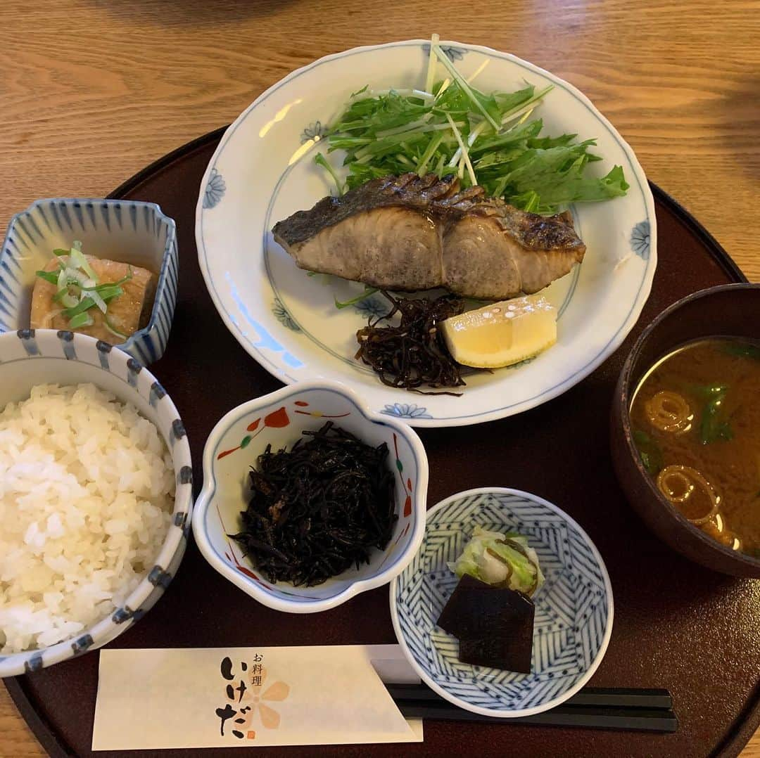 なべやかんさんのインスタグラム写真 - (なべやかんInstagram)「今月食べた魚料理。 佐久市、高知、どちらの店も抜群でしたが、ナンバー1はかつおのトロみたいなやつ。 初めて食べたが、素晴らしいね。  #魚料理 #佐久市 #高知 #かつお」9月29日 13時05分 - yakan_nabe