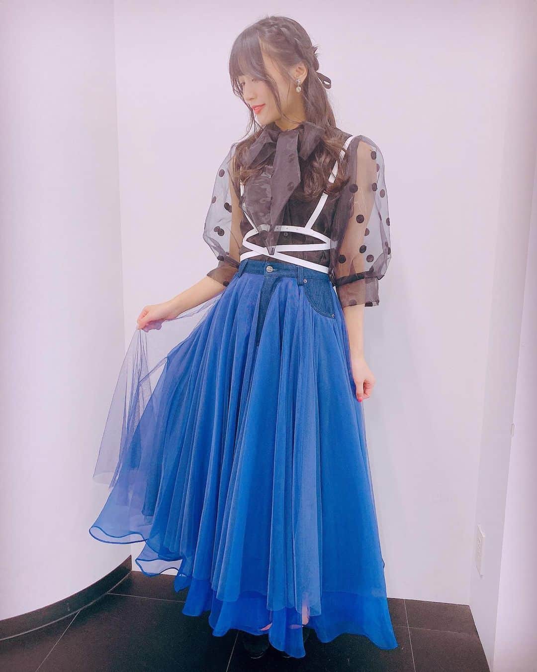 根岸愛のインスタグラム：「生誕祭1部衣装👗 全身ショット📸 黒のtopsに白のベルト素敵☺️💕 スカートはla belle Etude よく見るとデニムがミックスされてる可愛い😚💕 #fashion #labelleetude #styling #fanicon #生誕祭 #根岸愛生誕祭 #衣装」
