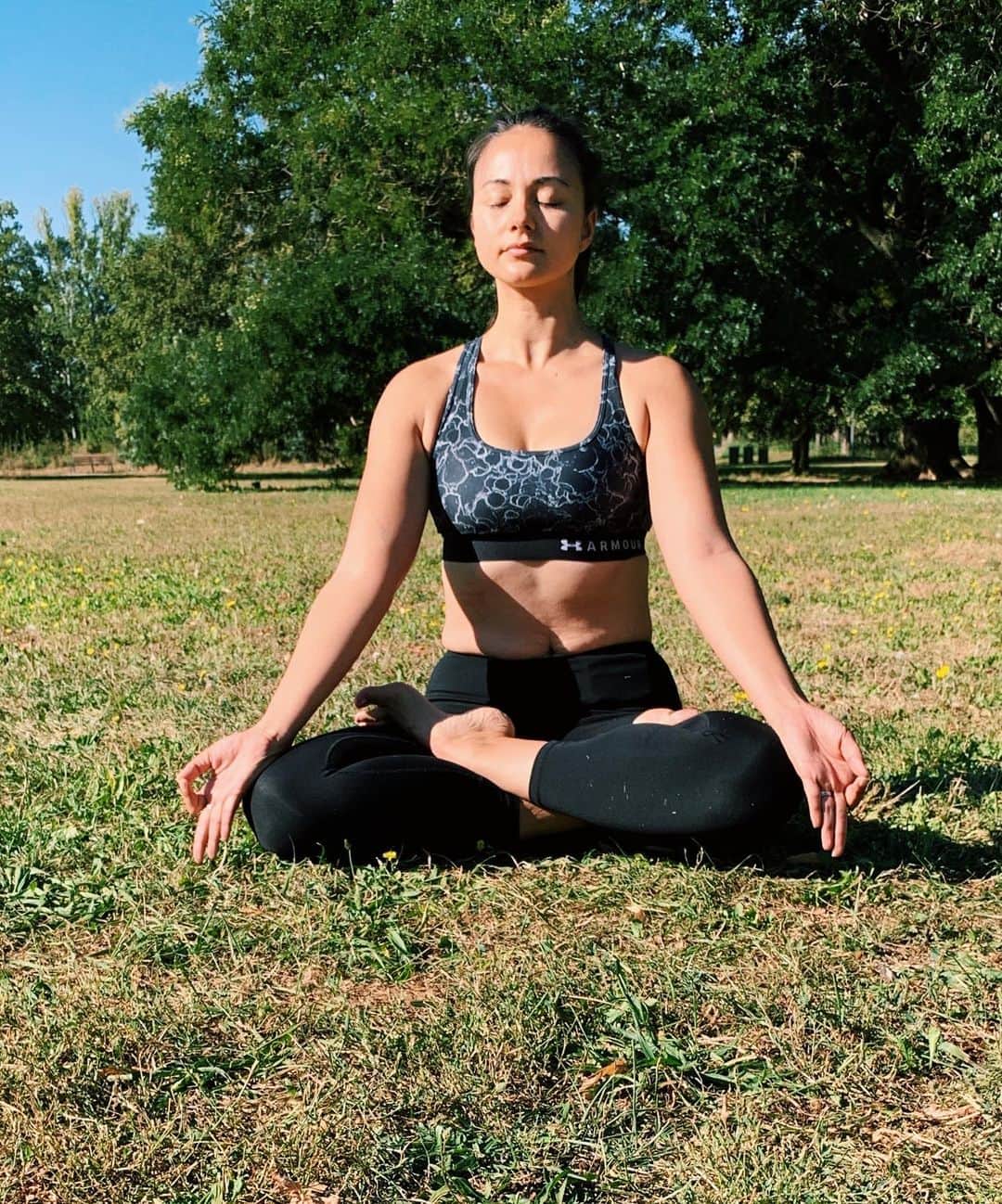 エリナ シルカのインスタグラム：「🧘‍♀️日本でアシュタンガをゆる〜くできるスタジオ探し中。 そろそろまた復活しないとメンタルが… 双子に… やら…れ…る😵」