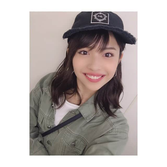 金澤朋子さんのインスタグラム写真 - (金澤朋子Instagram)「突然ですが！﻿ ちゃんとしていなかった気がする歯のお話🦷金澤は今上の歯の1番と2番、計4本がセラミックになっています。確か今年1〜2月くらいの間に変えました。他は元々の自分の歯のままです。﻿ .﻿ 最初は矯正をしようと歯医者さんへ行ったのですが並びには問題がなかったみたいで…元々の歯が人より小さかったので、形や隙間が気になるところだけセラミックに変えたという感じです。4〜5回の通院であっという間に完成した気がします🤔💭完成して1週間くらいは多少違和感もあったのですが気付いたら慣れました！！﻿ .﻿ 歯磨きも普通〜に今まで通りしていますし、食べ物なども特に意識してかたいものを避けたりはしていません。歯医者さんにはセラミックにする前から2〜3か月に1度は定期検診で行っていたので今もそのペースのまま通ってメンテナンスして貰っています。今後セラミックを検討している方がいたらご参考までに🙌🏼﻿ .﻿ .﻿ #juicejuice #金澤朋子 ﻿ #歯 #歯医者 #セラミック ﻿ #写真1 #after #写真2 #before」9月25日 17時40分 - tomoko_kanazawa.official