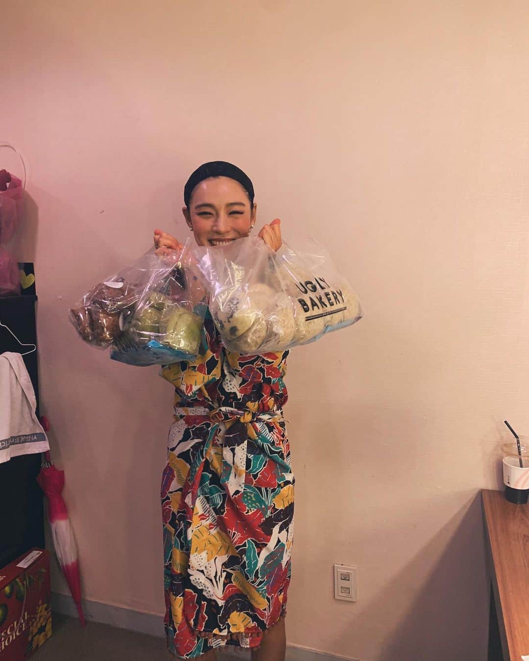 カヒ さんのインスタグラム写真 - (カヒ Instagram)「빵부자 난 행복한 알머리 빵녀 @uglybakery 최고👍🏻 감사합니다 ❤️ #시티오브엔젤 #kahi_korea #어글리베이커리」9月25日 16時14分 - kahi_korea