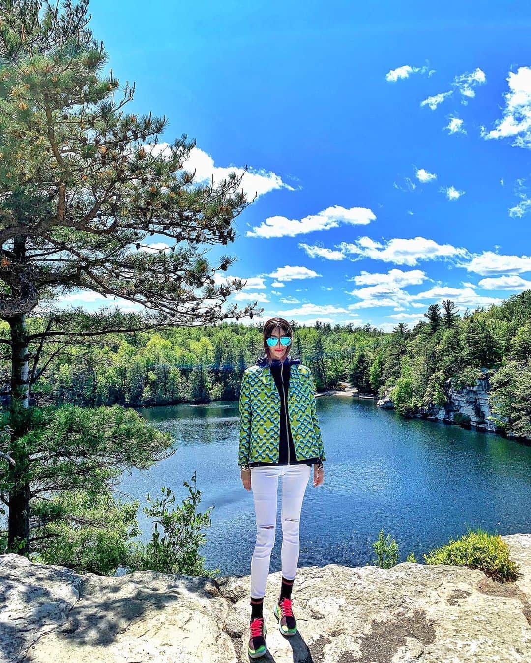 のインスタグラム：「Hiking here has become a routine when I visit East Coast.  How is US’ sky this clean and this blue?  #minnewaska #minnewaskastatepark  뉴욕주 모홍크 호텔에 2박을 하며 하이킹과 미네와스카 공원 방문하니, 미국에 살고 싶어집니다.  워낙 햇살이 강해 선글라스는 필수인데 가벼운 제품이면 하이킹을 더 퍼펙트하게 만들어 줍니다. 음식은요?  부근 독일 빌리지에서 10월 ‘독일 비어 페스티벌’이면 방문할 이유가 될 듯 합니다. PS 인친님들~~ 지인분들^^ 저는 서울에 돌아왔습니다. 우리 집 그 분 남편은 제가 오자 미국 출장을 가셨네요.😁🤣✈️」