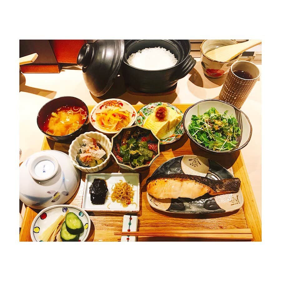 小野寺結衣さんのインスタグラム写真 - (小野寺結衣Instagram)「・﻿ ☀️🍚☀️🐓☀️🥚☀️🍴☀️﻿ ﻿ ﻿ 朝ごはんって普段は﻿ そんなに食べられるものではないけど﻿ 旬菜いまりに行くと﻿ おいしすぎて信じられないほど﻿ よーく食べられます。笑﻿ ﻿ 京都に行くと必ず行く﻿ 幸せな朝を迎えられるお店❤️﻿ ﻿ ﻿ 朝7時半からやってるので観光前にも👍﻿ 予約した時間に合わせてご飯をそれぞれに﻿ 炊いてて下さるので自分だけの御釜で 思いっきり﻿食べられるし﻿ おぼんにぎっしり乗った健康的なおばんざいは 毎回行くたびに違うのでいつも楽しみ🤩 ﻿ お店の方もバイトさんも笑顔が素敵で優しくて﻿ みーんな良い方ばかりなので﻿ ﻿皆さんにもぜひ﻿ 訪れてほしいです🙈﻿ ﻿ ﻿ ﻿ ﻿ #京都 #breakfast #旬菜いまり #京の朝ごはん ﻿ #だし巻き もとーっても綺麗で家で真似してみるけどやっぱり違う #おばんざい  #和食﻿ #夜メニュー も‥☺️🌙 #要予約 #kyoto #🇯🇵 #小野寺京都旅 #京都検定」9月25日 16時30分 - yui_onodera0831