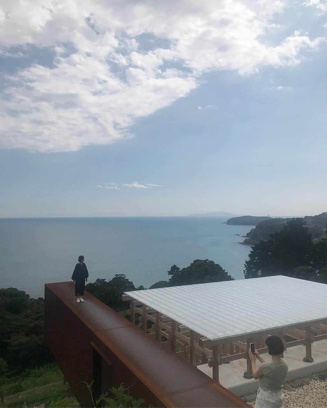富岡佳子さんのインスタグラム写真 - (富岡佳子Instagram)「#江の浦測候所  での今日はロケ日和。 スワイプ2枚目…ガラスの敷きつめられた舞台が幻想的で圧巻の眺めでしたよ。 スワイプ4枚目の動画…高いところが苦手だとわかりやすいですね🤣」9月25日 16時40分 - yoshikotomioka
