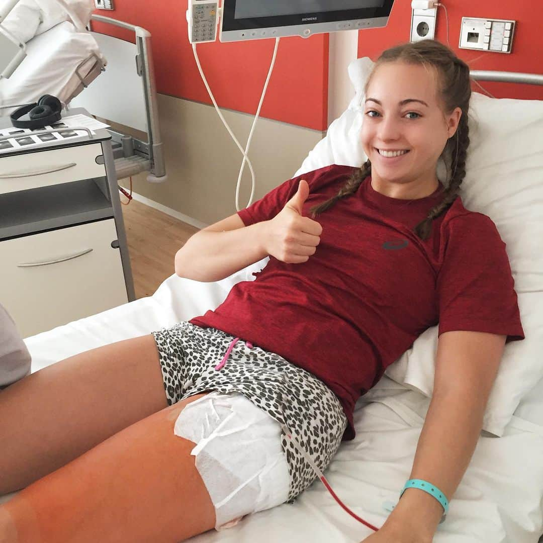 Carina Kröllさんのインスタグラム写真 - (Carina KröllInstagram)「Unfortunately, this picture is not a flashback to my last surgery ...👨‍⚕️ 🏥  I had another surgery on the hip.  I had pain for over a year and recently got a diagnosis and know now where my pain came from.  There was no way to get rid of the pain without surgery.  Now I have to walk on crutches for a few weeks 🤓 Nevertheless, I absolutely want to watch the World Championships in my hometown Stuttgart and support my team mates 💗 🇩🇪 I have people around me who care for me and I make the best out of the situation☺️ Always Remember: 💡 💭  Recovery is a process. It takes time. It takes patience. Stay strong, nothing is impossible💪🏻 —————————————————— Leider ist dieses Bild kein Rückblick von meiner letzten OP...👨‍⚕️ 🏥 Ich musste an der Hüfte operiert werden. Ich hatte über ein Jahr Schmerzen an meiner linken Hüfte und vor kurzem stand fest was die Ursache dafür ist. Die einzige Möglichkeit schmerzfrei zu werden war eine OP.  Ich werde nun einige Wochen auf Krücken laufen müssen 🤓  Trotzdem will ich unbedingt (natürlich nur wenn es die Gesundheit zulässt) bei der Heim-WM im Stuttgart zuschauen und mein Team unterstützen #krüppelontour 💗🇩🇪 Ich hab viele Leute um mich herum, die sich herzlich um mich kümmern und mache das Beste aus der Situation ☺️ Immer dran denken: 💡 💭  Erholung ist ein Prozess.  Es braucht Zeit.  Es braucht Geduld.  Bleib stark, nichts ist unmöglich 💪🏻 . . . #krüppel#surgery#allthewayup#staypositive#recovery#arcusklinik#pforzheim#carinakroell」9月25日 16時55分 - carinakroell