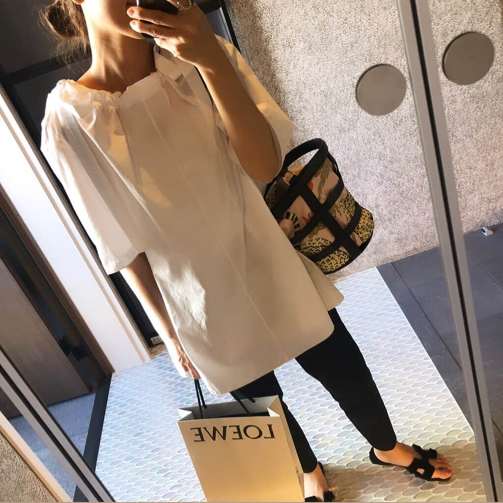 外村久美子さんのインスタグラム写真 - (外村久美子Instagram)「・ 30℃ また半袖。秋はどこいったのー 可哀想になった🐘は無事にオペが終わり帰ってきました 教えて下さった皆様有難うございました♡  増税前にママチャリを買おうか迷い中💭 みんなは何を買うんだろぅ😲 ・ ・ blouse #marni  pants #yori_japan」9月25日 17時00分 - kummy153