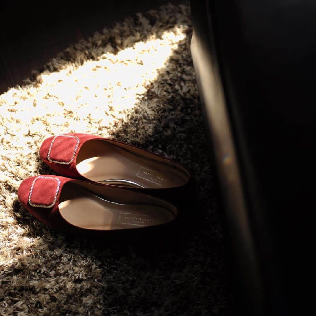 木本泉さんのインスタグラム写真 - (木本泉Instagram)「-﻿ 夏にサンダルが履きやすすぎてお気に入りの﻿ @vanitybeauty_official ﻿ ﻿ プチプラなのに、靴擦れなして歩きやすくて そしてお洒落な靴が多い👟﻿ ﻿ 秋用にフラットシューズをポチり！﻿ ﻿ ちょっとpointになるカラーで今年っぽい。﻿ 色違いも欲しくなるな😗😙﻿ ﻿ #vanitybeauty#shoes#フラットシューズ#秋#秋カラー」9月25日 17時01分 - izumikimoto