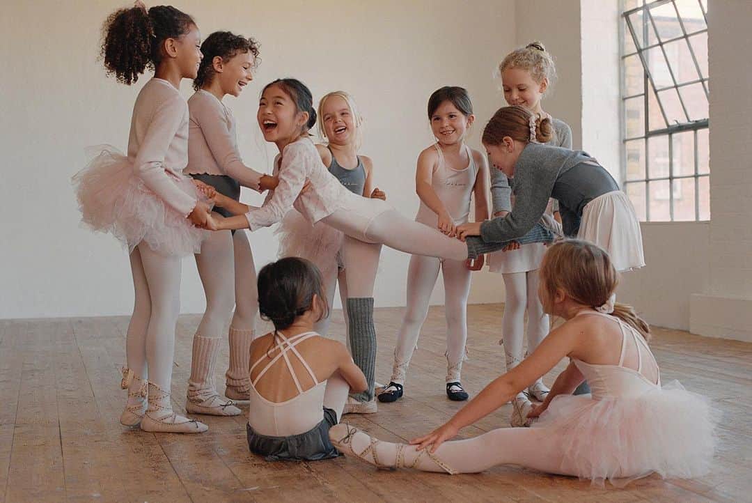 ZARAさんのインスタグラム写真 - (ZARAInstagram)「Ballet inspired collection | Special garments that fit the body with a variety of different textures with soft and light weight @zarakids #ballet」9月25日 17時10分 - zara