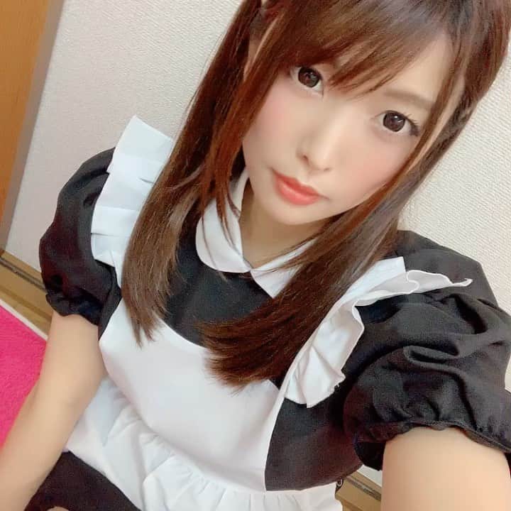 新村あかりのインスタグラム：「あっちのお世話しかできないメイドです🤫  #メイド #コスプレ #AV女優 #新村あかり」