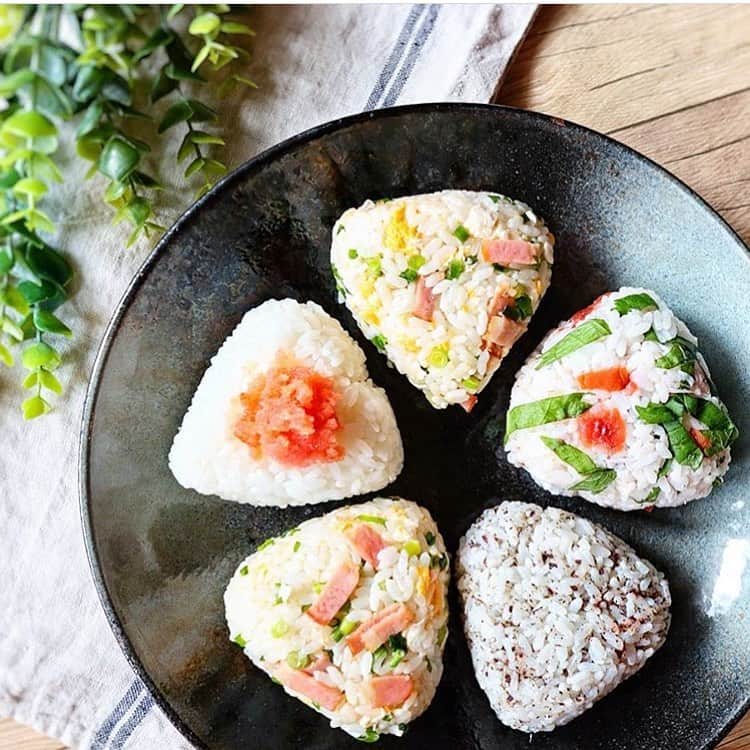 Locariのインスタグラム：「お弁当の季節がやってきた♡ほっこり激うま！幸せのおにぎりレシピ10🍙 をロカリの記事ではご紹介しています😘 ぜひチェックしてみてください⭐️ . . phot by @ayaka_t0911  さん . . #おにぎり #ご飯 #今日のお昼ご飯 #夜ご飯 #お昼ご飯 #カフェご飯 #晩ご飯 #美味しいご飯 #時短レシピ #時短料理 #病みつき注意 #今日の晩ごはん #1人暮らしの晩ごはん #レシピ #簡単レシピ #料理 #手料理 ﻿」