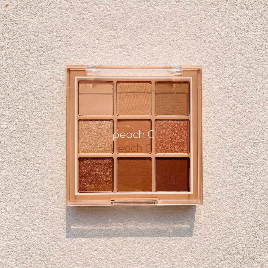 ハルハルさんのインスタグラム写真 - (ハルハルInstagram)「秋のブラウンメイクはこのパレットにお任せ👏Peach Cの捨て色なし新作アイシャドウ👀💕﻿ ﻿ ﻿ ﻿ あんにょんーハルハルのayuです🍒﻿ ﻿ 今日は私も絶対ゲットしたい！って思ったPeach Cのアイシャドウパレットを紹介します🐰﻿ ﻿ ﻿ ﻿ Peach Cはハルスタでも何回か紹介したことがあるので知ってる人も多いかと思いますが…﻿ ﻿ 韓国の大人気ビューティー系YouTuber “ハヌルちゃん”がプロデュースする、韓国コスメで今とっても勢いのあるブランドなんです🍑💕﻿ ﻿ ﻿ ﻿ パッケージは、可愛らしさも残しつつシンプルで、今の韓国トレンドど真ん中のPeach Cらしいプロダクト💭﻿ ﻿ ﻿ 今回紹介するソフトムードアイシャドウパレットのソフトブラウンは、以前発売されて未だにブランドの中での人気商品ソフトコーラルの新色です🌷﻿ ﻿ ﻿ 9色のうち5色がマット、1色がパール、3色がラメで、これひとつで何通りものきれいなグラデーションアイが作れます🙌﻿ ﻿ ﻿ ラメにはピンクも細かく入っているので、クールすぎないブラウンメイクが可能💓﻿ ﻿ なので、男女ウケ両方狙えそうな秋の究極モテ瞼が実現できますよ◡̈*🌸﻿ ﻿ ﻿ チークにもアイブロウにも使えるソフトマットな質感なので、このパレットと、トレンドのオレンジブラウンリップと合わせて秋メイクにシフトチェンジしていきましょう〜🌰💕﻿ ﻿ ﻿ ハルハルはQoo10で¥3,999でゲットしました🙃﻿ ▽https://www.qoo10.jp/g/669052086﻿ ﻿ ﻿ ﻿ #ハルスタ や#ハルハルをタグ付けしていただくと、﻿ ハルハルの記事やInstagramに投稿させていただく場合がございます💕﻿ #하루스타 #하루하루 를 태그 하시면﻿ 하루하루의 기사와 인스타그램에서 사용할 가능성이 있습니다💕﻿ ﻿ ﻿ ﻿ ﻿ #peachc#アイシャドウ#韓国コスメ#秋コスメ#ピーチシー#ハヌル﻿」9月25日 17時21分 - haruharu_furyu