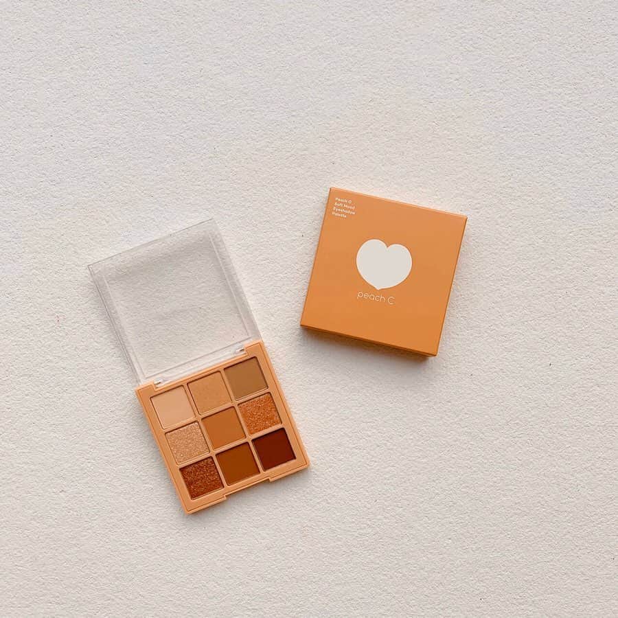 ハルハルさんのインスタグラム写真 - (ハルハルInstagram)「秋のブラウンメイクはこのパレットにお任せ👏Peach Cの捨て色なし新作アイシャドウ👀💕﻿ ﻿ ﻿ ﻿ あんにょんーハルハルのayuです🍒﻿ ﻿ 今日は私も絶対ゲットしたい！って思ったPeach Cのアイシャドウパレットを紹介します🐰﻿ ﻿ ﻿ ﻿ Peach Cはハルスタでも何回か紹介したことがあるので知ってる人も多いかと思いますが…﻿ ﻿ 韓国の大人気ビューティー系YouTuber “ハヌルちゃん”がプロデュースする、韓国コスメで今とっても勢いのあるブランドなんです🍑💕﻿ ﻿ ﻿ ﻿ パッケージは、可愛らしさも残しつつシンプルで、今の韓国トレンドど真ん中のPeach Cらしいプロダクト💭﻿ ﻿ ﻿ 今回紹介するソフトムードアイシャドウパレットのソフトブラウンは、以前発売されて未だにブランドの中での人気商品ソフトコーラルの新色です🌷﻿ ﻿ ﻿ 9色のうち5色がマット、1色がパール、3色がラメで、これひとつで何通りものきれいなグラデーションアイが作れます🙌﻿ ﻿ ﻿ ラメにはピンクも細かく入っているので、クールすぎないブラウンメイクが可能💓﻿ ﻿ なので、男女ウケ両方狙えそうな秋の究極モテ瞼が実現できますよ◡̈*🌸﻿ ﻿ ﻿ チークにもアイブロウにも使えるソフトマットな質感なので、このパレットと、トレンドのオレンジブラウンリップと合わせて秋メイクにシフトチェンジしていきましょう〜🌰💕﻿ ﻿ ﻿ ハルハルはQoo10で¥3,999でゲットしました🙃﻿ ▽https://www.qoo10.jp/g/669052086﻿ ﻿ ﻿ ﻿ #ハルスタ や#ハルハルをタグ付けしていただくと、﻿ ハルハルの記事やInstagramに投稿させていただく場合がございます💕﻿ #하루스타 #하루하루 를 태그 하시면﻿ 하루하루의 기사와 인스타그램에서 사용할 가능성이 있습니다💕﻿ ﻿ ﻿ ﻿ ﻿ #peachc#アイシャドウ#韓国コスメ#秋コスメ#ピーチシー#ハヌル﻿」9月25日 17時21分 - haruharu_furyu