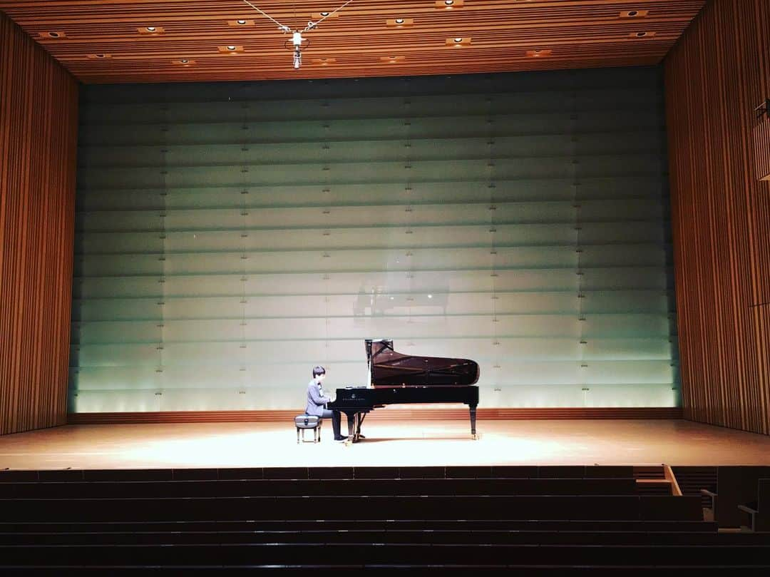 金子三勇士さんのインスタグラム写真 - (金子三勇士Instagram)「Recital in Kanazawa #石川県 #金沢市 #北國新聞 #北國新聞赤羽ホール #ピアノリサイタル #ピアニスト #金子三勇士 #ピアノ #コンサート #台風の中 #ありがとうございました #スタインウェイ #Kanazawa #IshikawaPrefecture #Japan #Pianorecital #pianist #SteinwayArtist #MiyujiKaneko #HokkokuShinbunAkabaneHall #Piano #Steinway #typhoon」9月25日 17時27分 - miyujikaneko_official