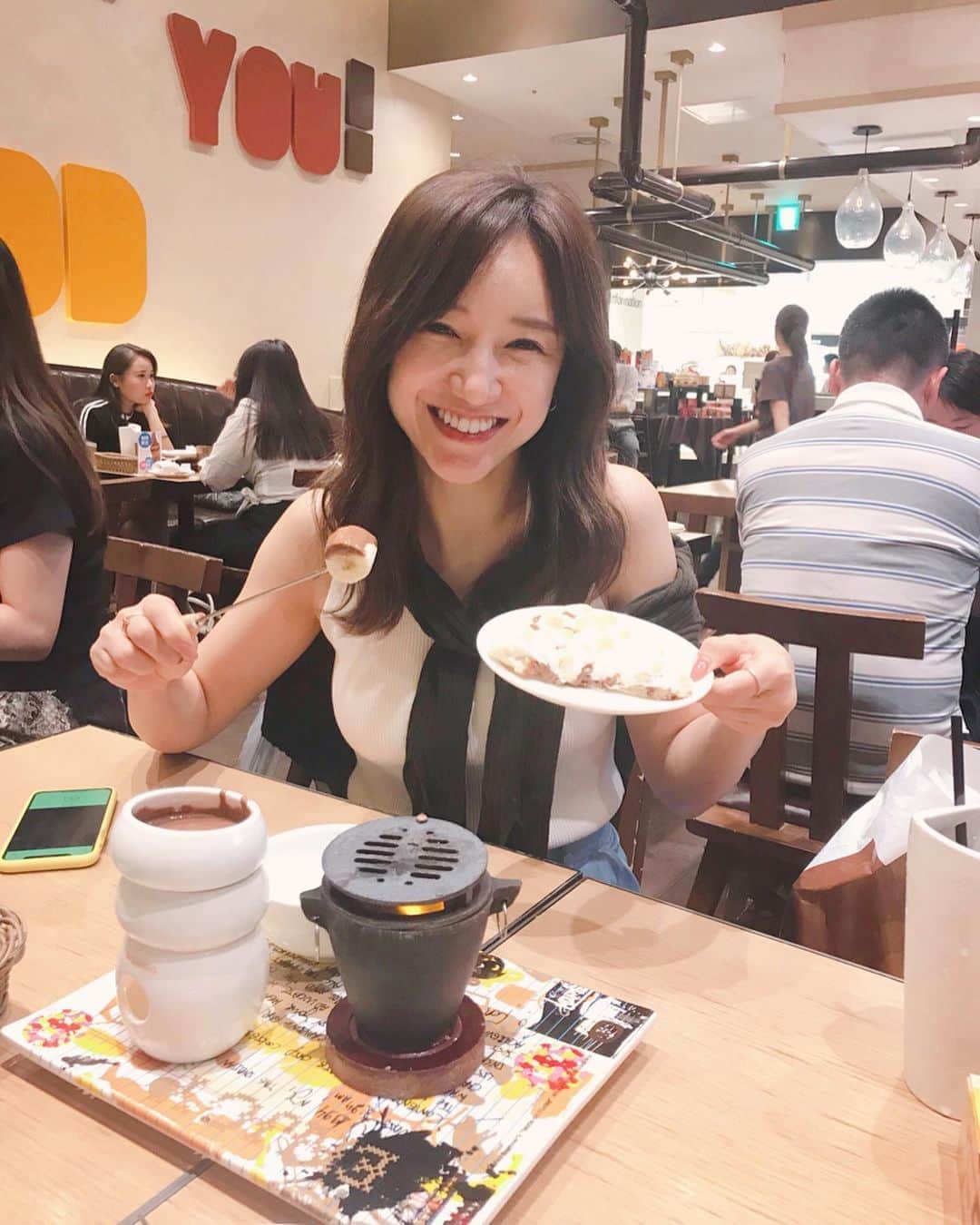 のインスタグラム：「おはようございます🌈 久しぶりの朝の投稿は チョコパした日のもの🍫 チョコフォンデュがこんなにテンション上がるなんて笑  2枚目の変態レベルに喜ぶ自分の写真はお気に入りに保存しといた☺️🍌 3枚目の写真ははしゃぎ過ぎてチョコが飛んでテンション下がった図。笑  今日もチョコ食べてにこにこ頑張ろっと☺🤼‍♀️💥fight!!! . #チョコ#バナナチョコ#好き  この写真、、#永作博美 さんに見えて見えて ファンの方ごめんなさい🙇‍♀️」