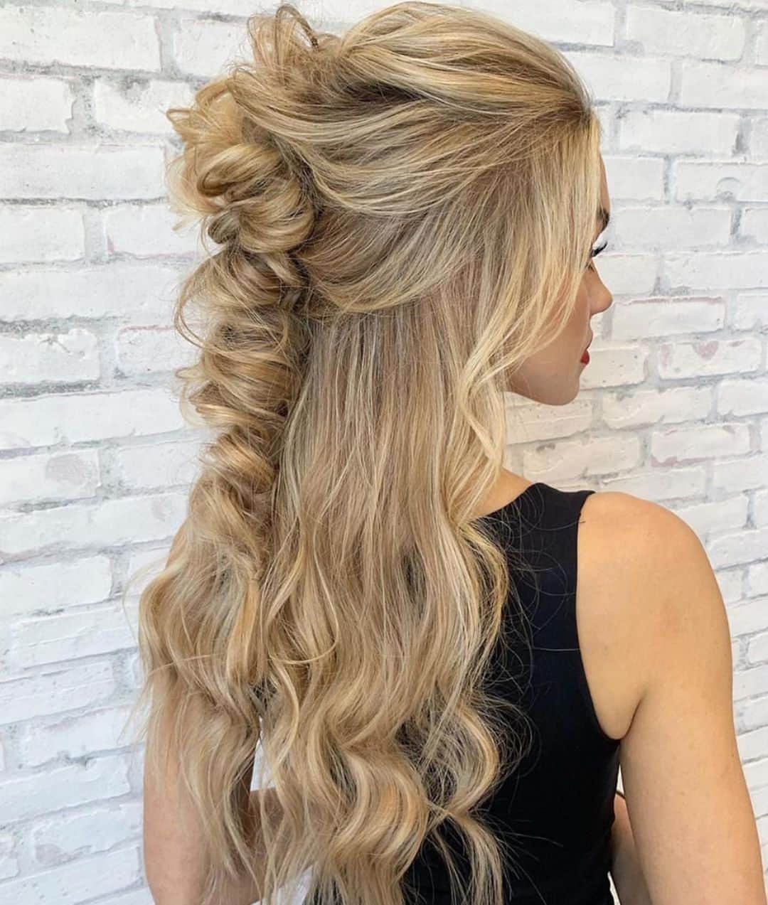 I N S T A B R A I Dのインスタグラム：「a unique take on a half-up half-down kind of look. 👍🏼 or 👎🏼」