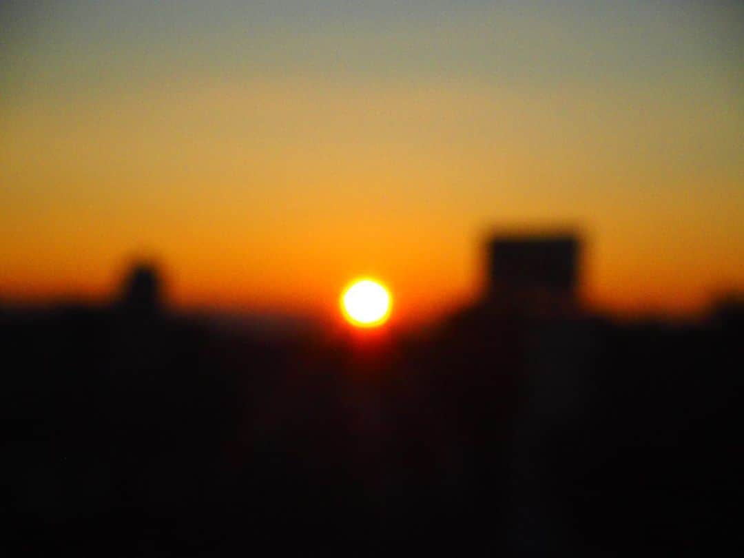 のインスタグラム：「早起き大好き🌅 -------------------------- I'd love to get up early.  #sunrise #朝日 #早起き」