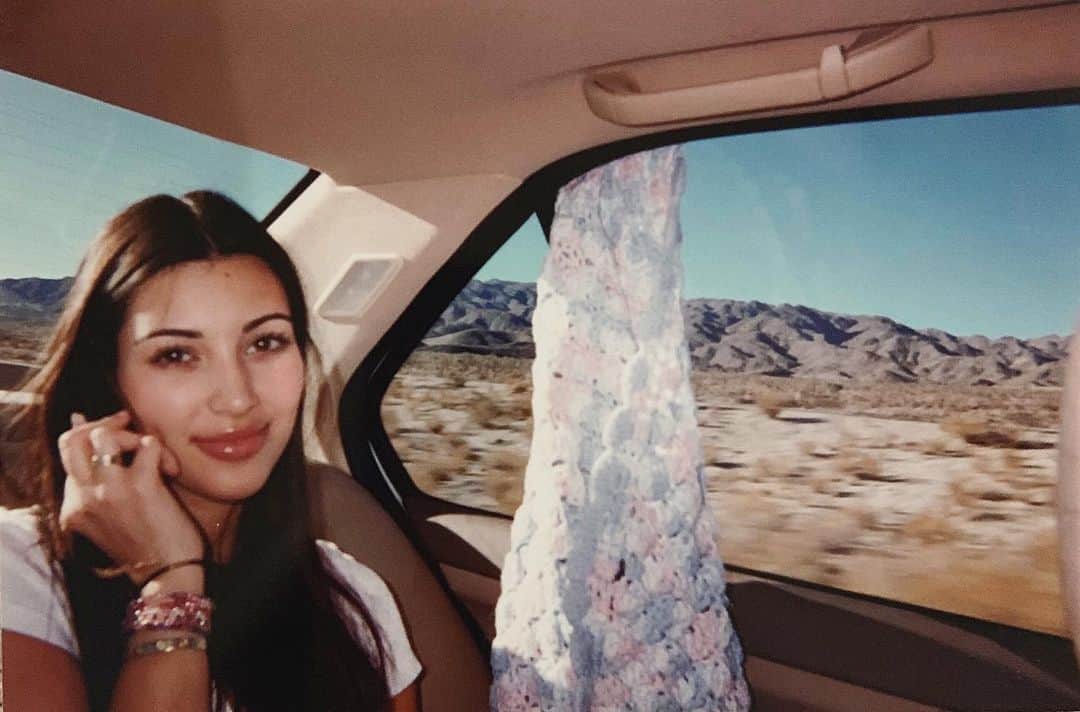 キム・カーダシアンさんのインスタグラム写真 - (キム・カーダシアンInstagram)「The simple life...I was 18 here. Khloe and I would drive to Arizona to visit Allison & Kourt #UOfA」9月25日 9時02分 - kimkardashian
