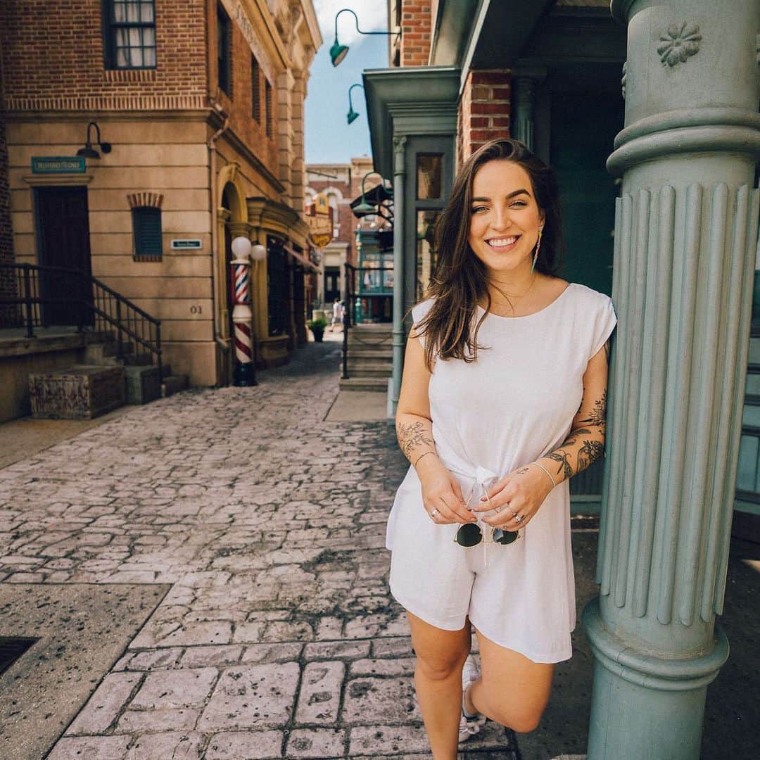 Bruna Unzuetaのインスタグラム：「Sorriso de ponta a ponta e com a tranquilidade de quem viaja com o seguro da @ita.seguroviagem 🙏🏻✈️ além do atendimento impecável das meninas, elas tem uma cobertura ótima no seguro e com um preço beeem bom 🤑 então se forem viajar, ja sabem né? Entrem em contato com a @ita.seguroviagem e aaah...tem desconto de 10% usando meu cupom: BRUNAUNZUETA 😻 #parceirodeviagem #orlando」