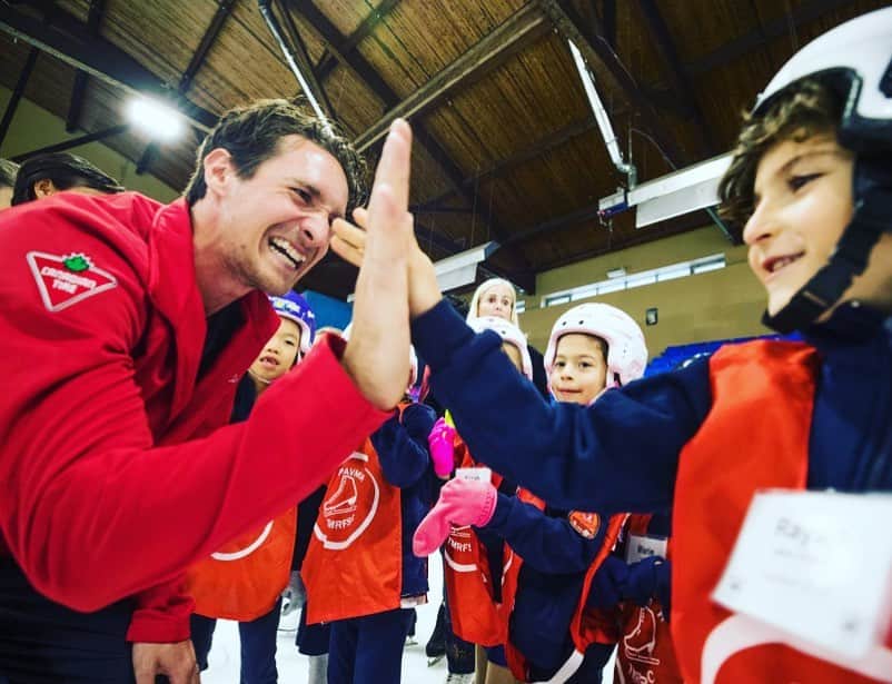シャルリ・ビロドーのインスタグラム：「My face when a kid high five me too hard when I ask him if he will be at #Montreal2020 🤷‍♂️🙌❤️ . Tickets are on sale now – get them while you can 😉」