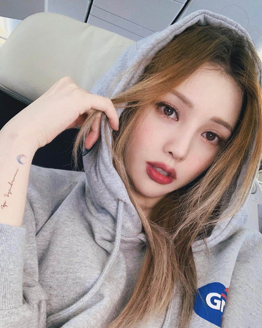 ポニーさんのインスタグラム写真 ポニーinstagram Pony Divine 지금 멜론 지니뮤직 벅스뮤직 바이브 플로 소리바다 엠넷 올레뮤직에서 들으실 수 있습니다 Check It Out On Melon Genie Music Bugs Music Vibe Flo Soribada M