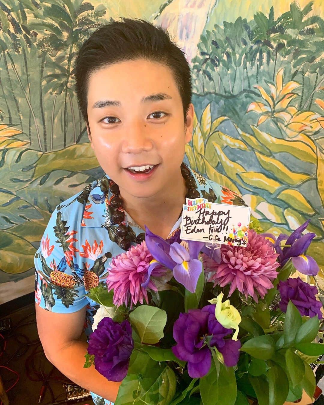 のインスタグラム：「沢山のお祝いのお言葉、ありがとうございます。 本日21歳になりました！ 最近は普段着なくなったアロハシャツですが、今日は久々に...笑 楽しい事や辛い事盛り沢山な一年でした。 全てを乗り越えてもっと精進致します。これからも何卒宜しくお願い致します✨ Thanks for all the B-Day wishes!! Turned 21 today😏 Haven’t worn Aloha-Shirt on gigs for awhile... Well, it’s a special day, so why not lol What a fun/tough year!  Will keep doing what I love for sure:-)) Thanks for all the kind words & encouragement🙏See you soon guys!  #21」